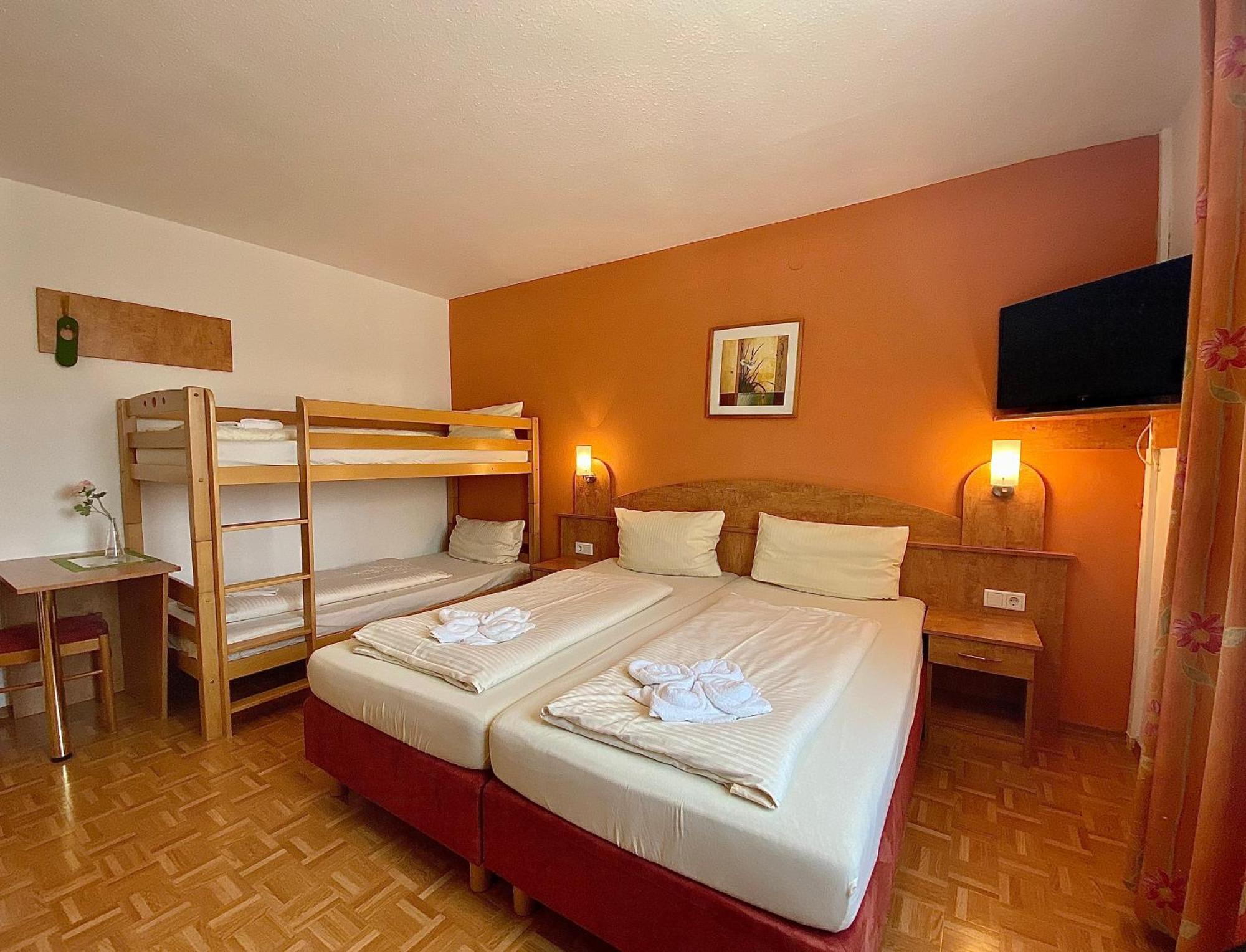 Hotel Gasthof Rose Gunzburg Bagian luar foto