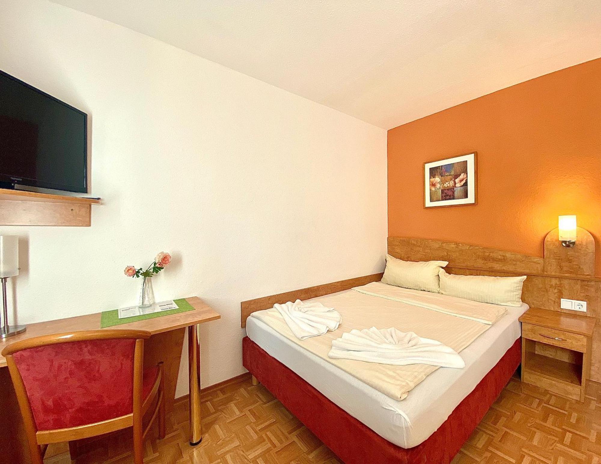 Hotel Gasthof Rose Gunzburg Bagian luar foto
