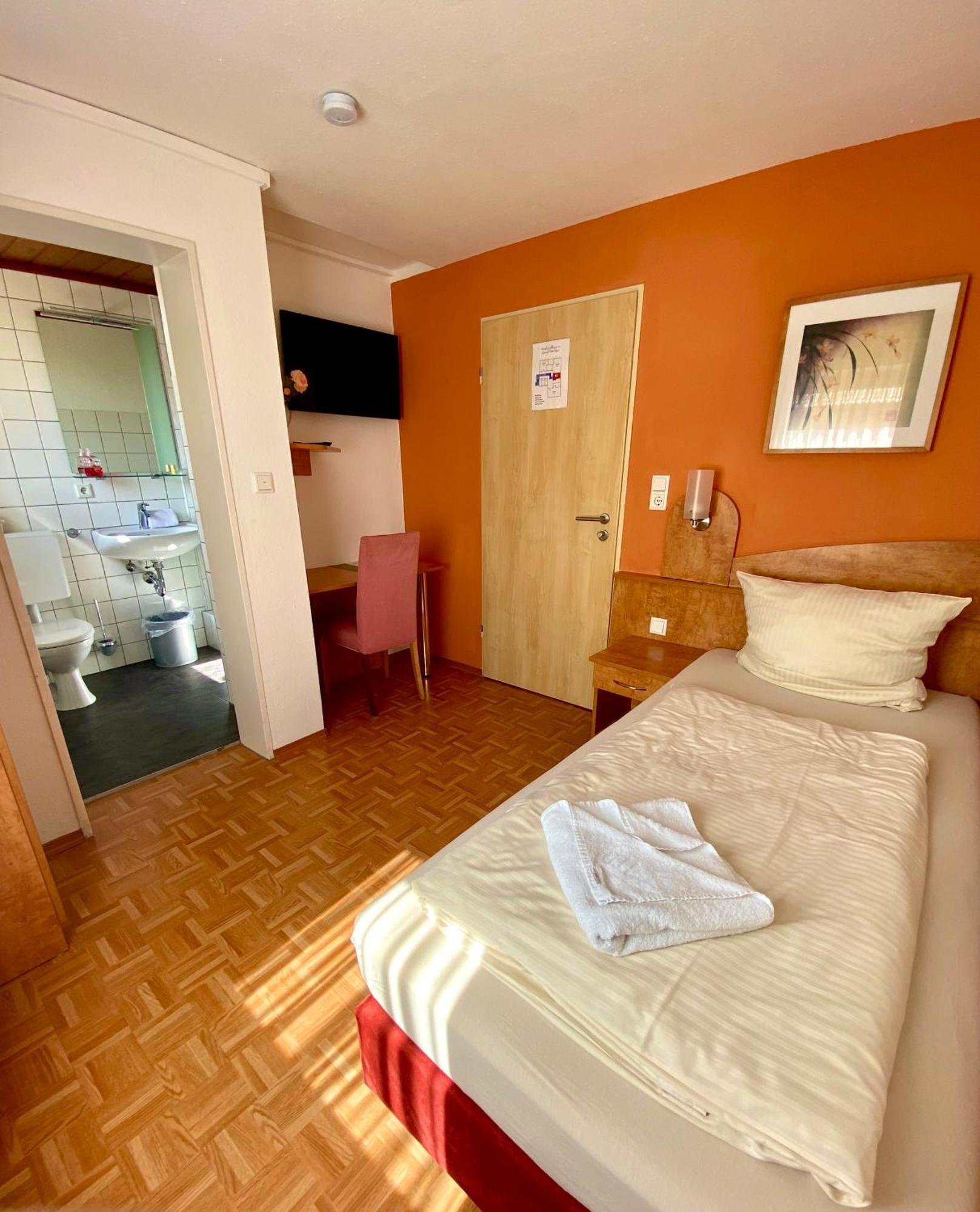 Hotel Gasthof Rose Gunzburg Bagian luar foto