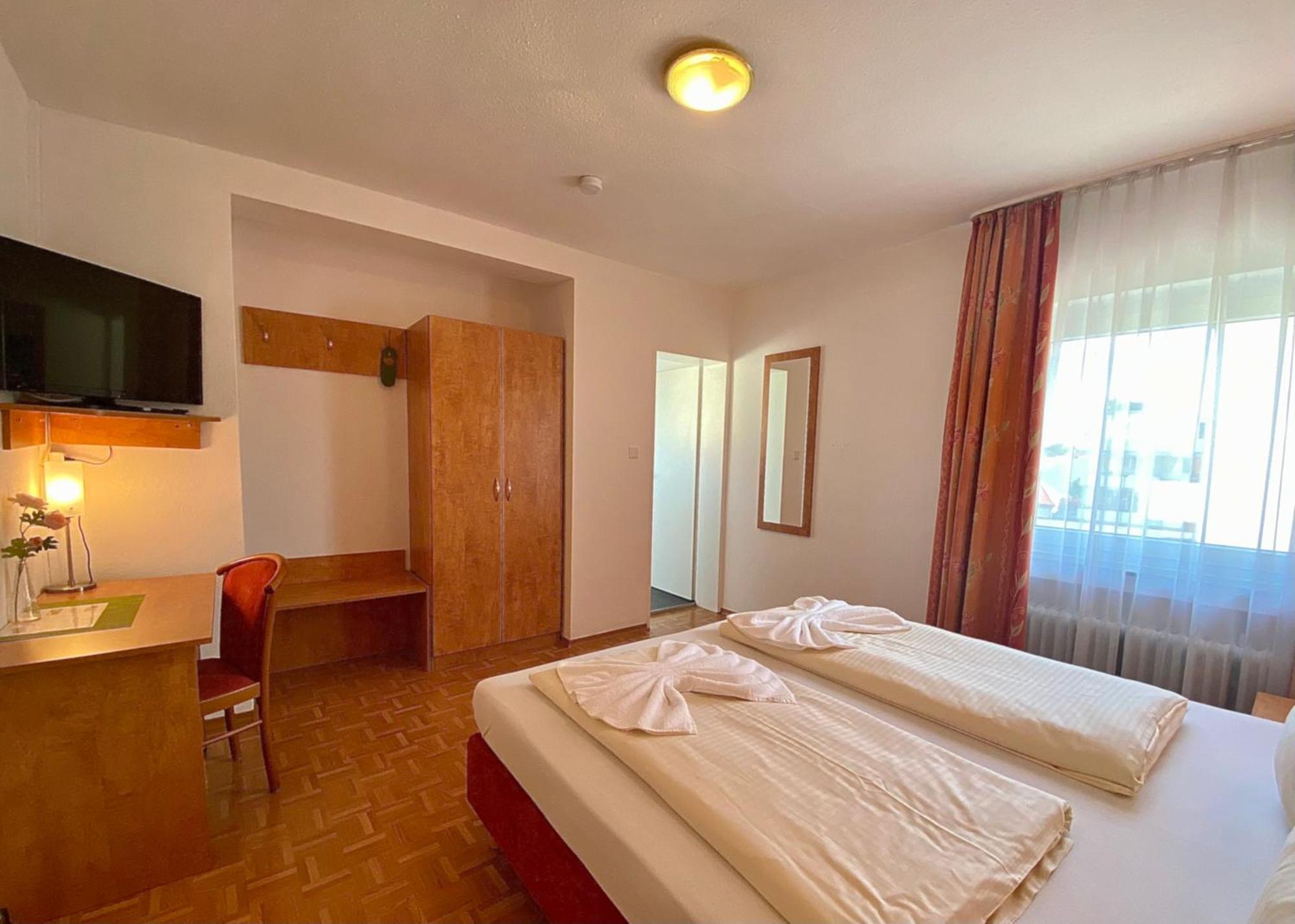 Hotel Gasthof Rose Gunzburg Bagian luar foto