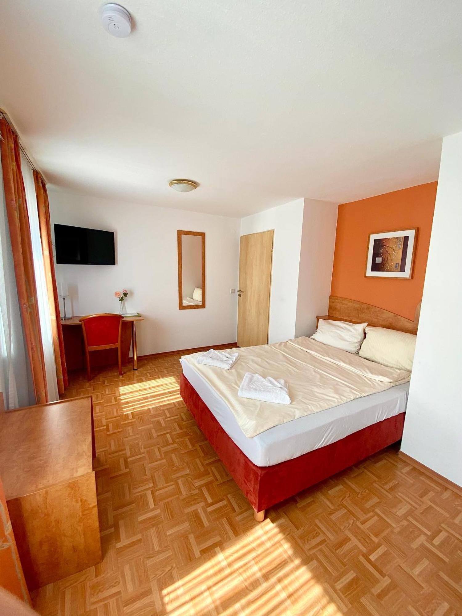 Hotel Gasthof Rose Gunzburg Bagian luar foto
